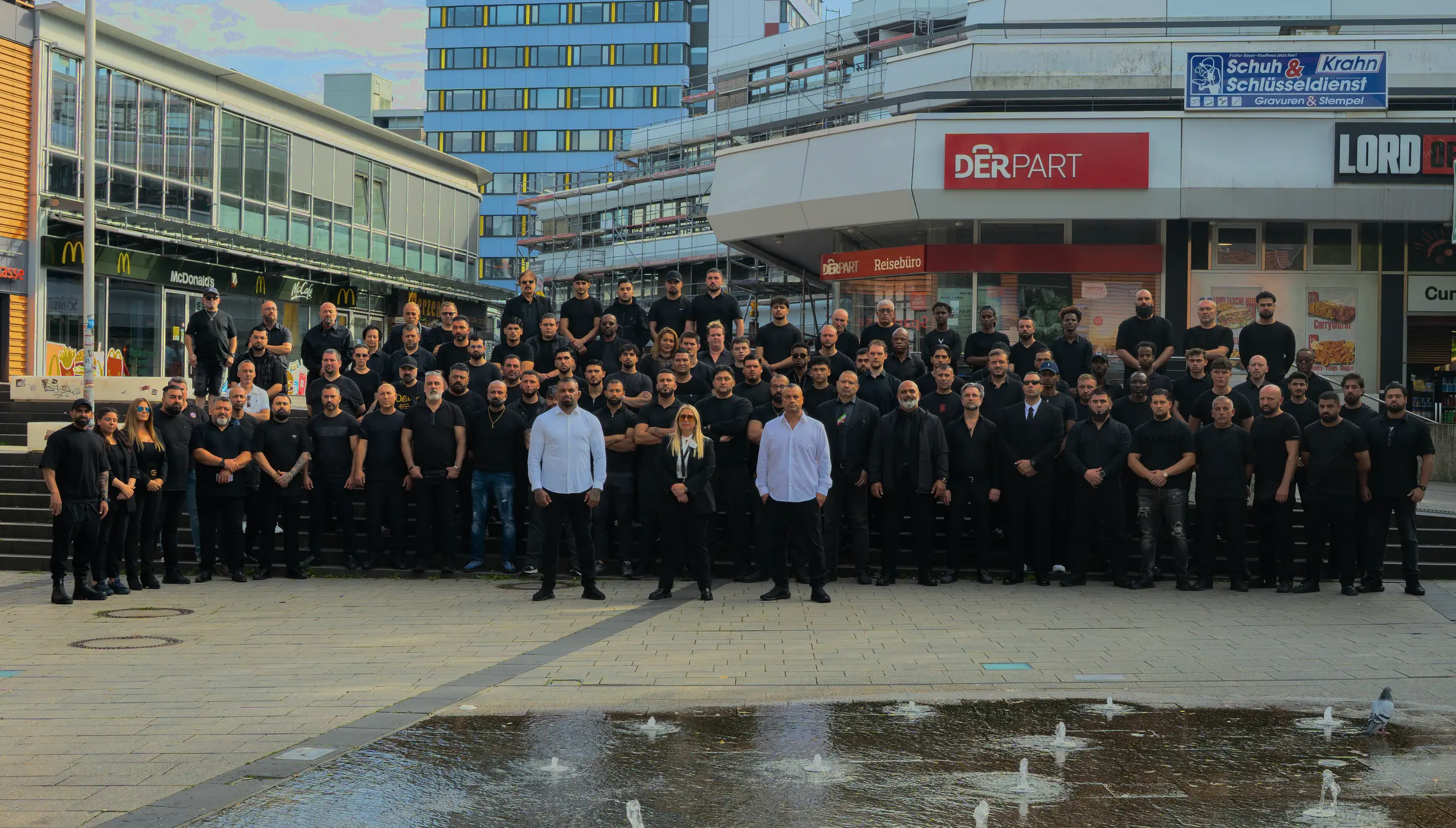 Das Team von B.K & S.I Security in Schwarz, vorn die Geschäftsleitung in Weiß